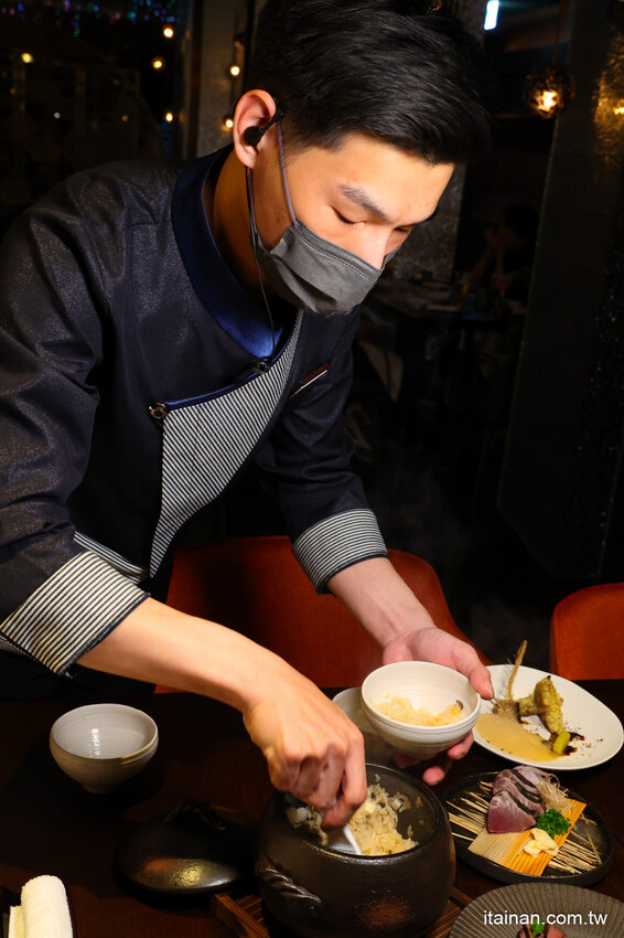 免出國就能品嘗日本正統古法藁燒日料、挑高光雕秀主題酒吧讓人驚艷!高雄洲際酒店「WA-RA 日式餐廳」わら餐廳新開幕 @台南好Food遊