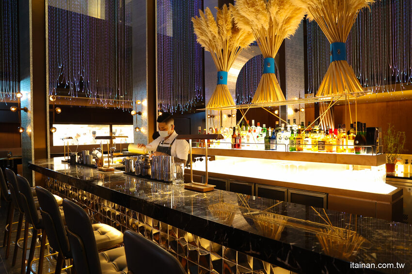 免出國就能品嘗日本正統古法藁燒日料、挑高光雕秀主題酒吧讓人驚艷!高雄洲際酒店「WA-RA 日式餐廳」わら餐廳新開幕 @台南好Food遊