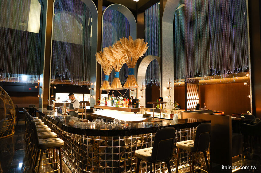 免出國就能品嘗日本正統古法藁燒日料、挑高光雕秀主題酒吧讓人驚艷!高雄洲際酒店「WA-RA 日式餐廳」わら餐廳新開幕 @台南好Food遊