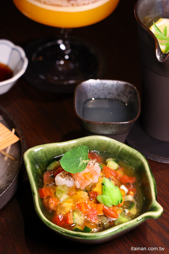 免出國就能品嘗日本正統古法藁燒日料、挑高光雕秀主題酒吧讓人驚艷!高雄洲際酒店「WA-RA 日式餐廳」わら餐廳新開幕 @台南好Food遊