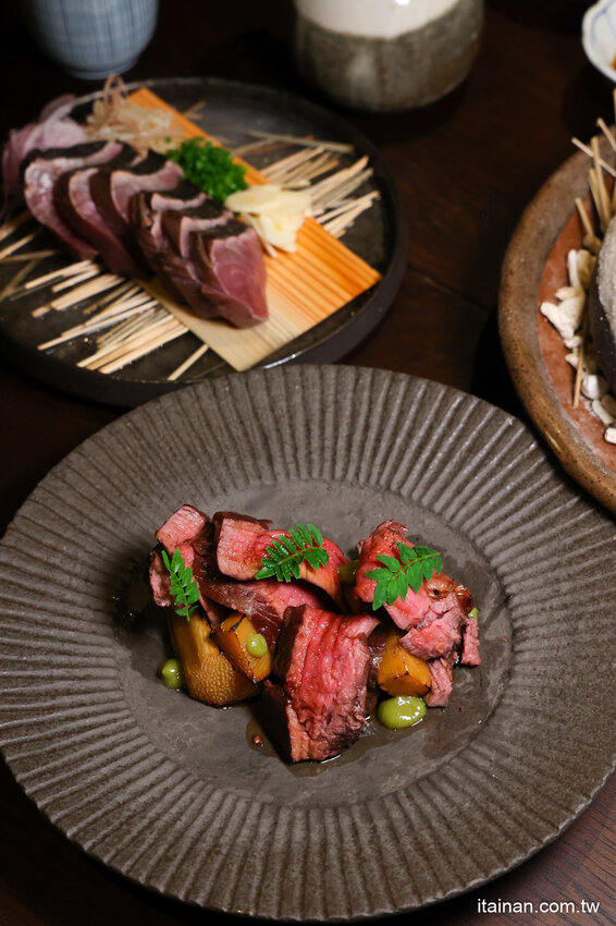 免出國就能品嘗日本正統古法藁燒日料、挑高光雕秀主題酒吧讓人驚艷!高雄洲際酒店「WA-RA 日式餐廳」わら餐廳新開幕 @台南好Food遊