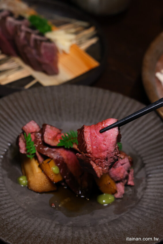 免出國就能品嘗日本正統古法藁燒日料、挑高光雕秀主題酒吧讓人驚艷!高雄洲際酒店「WA-RA 日式餐廳」わら餐廳新開幕 @台南好Food遊