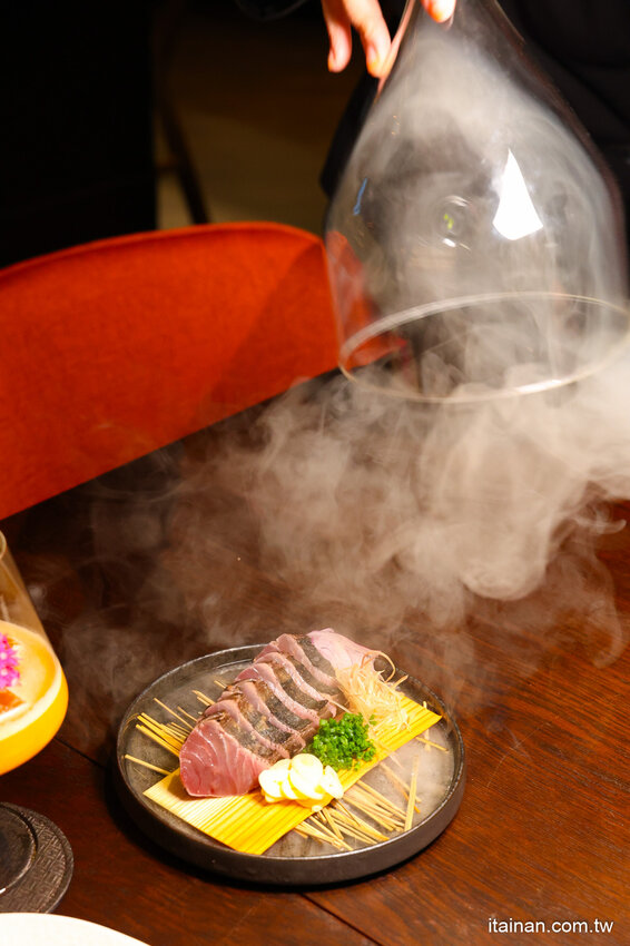 免出國就能品嘗日本正統古法藁燒日料、挑高光雕秀主題酒吧讓人驚艷!高雄洲際酒店「WA-RA 日式餐廳」わら餐廳新開幕 @台南好Food遊
