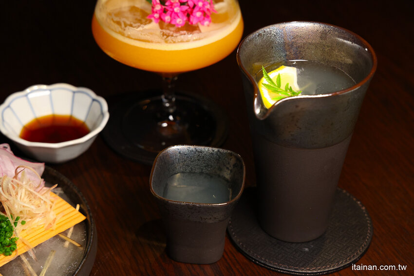 免出國就能品嘗日本正統古法藁燒日料、挑高光雕秀主題酒吧讓人驚艷!高雄洲際酒店「WA-RA 日式餐廳」わら餐廳新開幕 @台南好Food遊