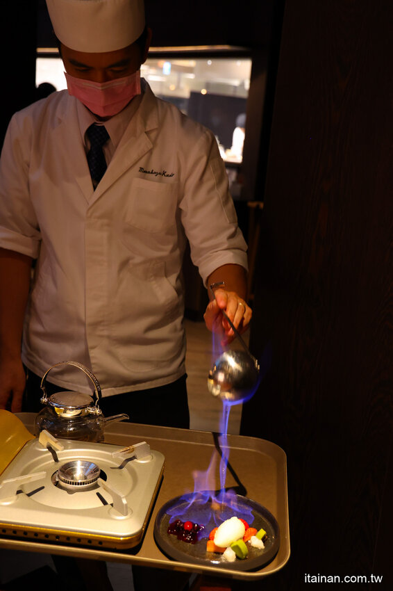 免出國就能品嘗日本正統古法藁燒日料、挑高光雕秀主題酒吧讓人驚艷!高雄洲際酒店「WA-RA 日式餐廳」わら餐廳新開幕 @台南好Food遊