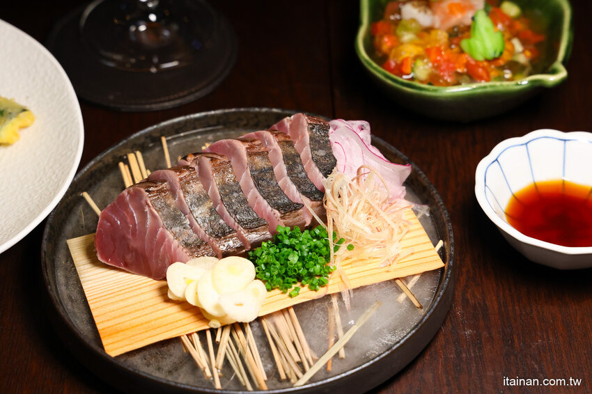 免出國就能品嘗日本正統古法藁燒日料、挑高光雕秀主題酒吧讓人驚艷!高雄洲際酒店「WA-RA 日式餐廳」わら餐廳新開幕 @台南好Food遊