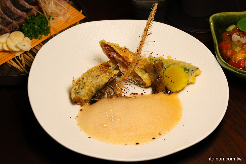 免出國就能品嘗日本正統古法藁燒日料、挑高光雕秀主題酒吧讓人驚艷!高雄洲際酒店「WA-RA 日式餐廳」わら餐廳新開幕 @台南好Food遊