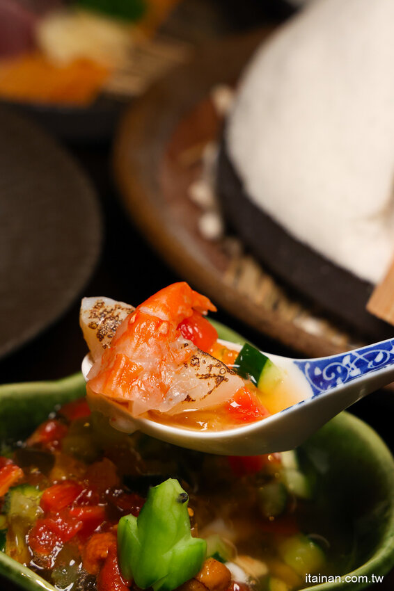 免出國就能品嘗日本正統古法藁燒日料、挑高光雕秀主題酒吧讓人驚艷!高雄洲際酒店「WA-RA 日式餐廳」わら餐廳新開幕 @台南好Food遊