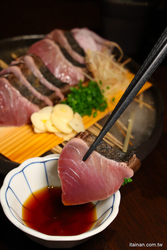 免出國就能品嘗日本正統古法藁燒日料、挑高光雕秀主題酒吧讓人驚艷!高雄洲際酒店「WA-RA 日式餐廳」わら餐廳新開幕 @台南好Food遊