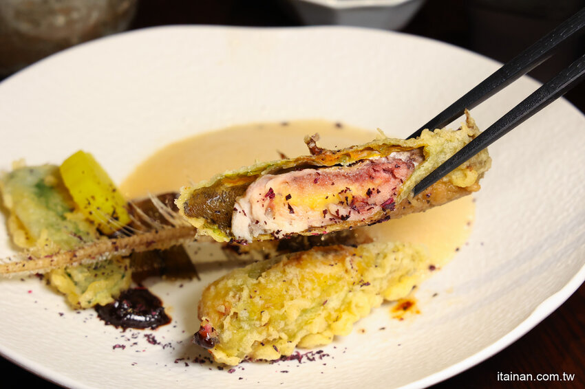 免出國就能品嘗日本正統古法藁燒日料、挑高光雕秀主題酒吧讓人驚艷!高雄洲際酒店「WA-RA 日式餐廳」わら餐廳新開幕 @台南好Food遊