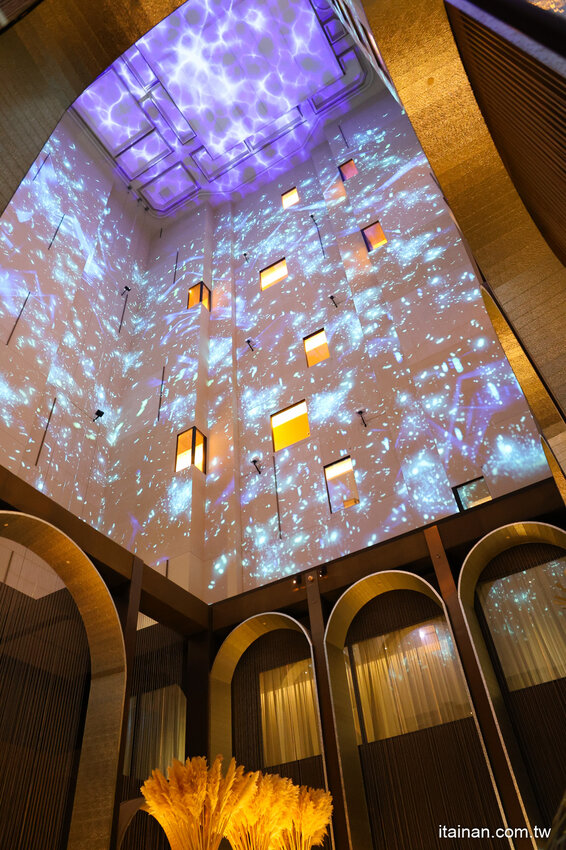 免出國就能品嘗日本正統古法藁燒日料、挑高光雕秀主題酒吧讓人驚艷!高雄洲際酒店「WA-RA 日式餐廳」わら餐廳新開幕 @台南好Food遊