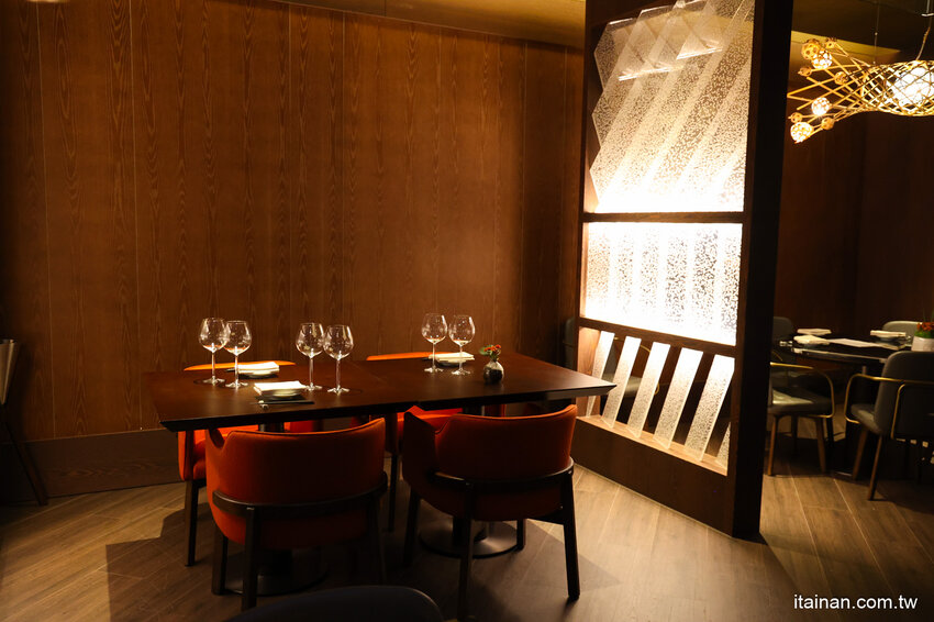 免出國就能品嘗日本正統古法藁燒日料、挑高光雕秀主題酒吧讓人驚艷!高雄洲際酒店「WA-RA 日式餐廳」わら餐廳新開幕 @台南好Food遊