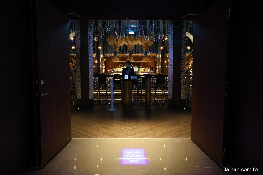 免出國就能品嘗日本正統古法藁燒日料、挑高光雕秀主題酒吧讓人驚艷!高雄洲際酒店「WA-RA 日式餐廳」わら餐廳新開幕 @台南好Food遊