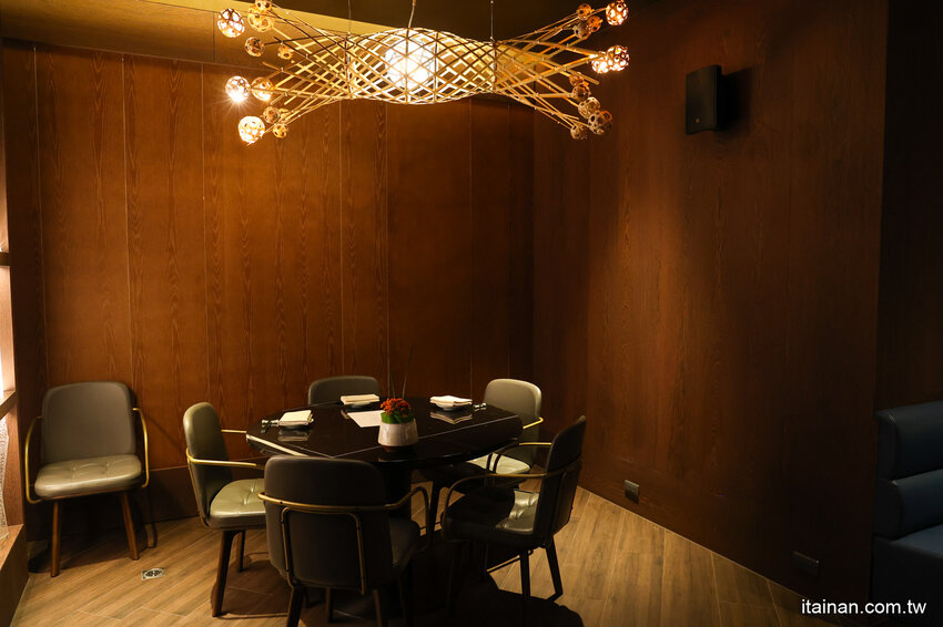 免出國就能品嘗日本正統古法藁燒日料、挑高光雕秀主題酒吧讓人驚艷!高雄洲際酒店「WA-RA 日式餐廳」わら餐廳新開幕 @台南好Food遊