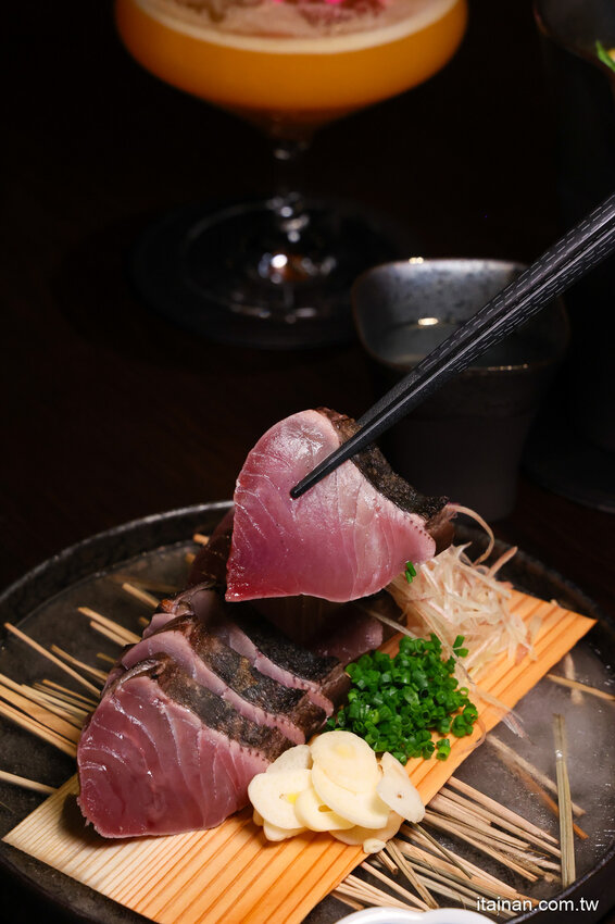 免出國就能品嘗日本正統古法藁燒日料、挑高光雕秀主題酒吧讓人驚艷!高雄洲際酒店「WA-RA 日式餐廳」わら餐廳新開幕 @台南好Food遊