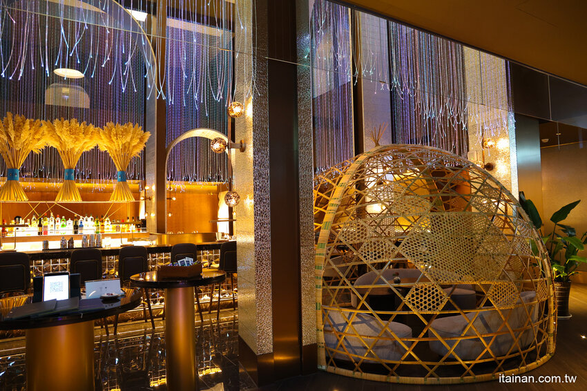 免出國就能品嘗日本正統古法藁燒日料、挑高光雕秀主題酒吧讓人驚艷!高雄洲際酒店「WA-RA 日式餐廳」わら餐廳新開幕 @台南好Food遊