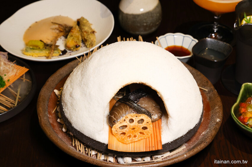 免出國就能品嘗日本正統古法藁燒日料、挑高光雕秀主題酒吧讓人驚艷!高雄洲際酒店「WA-RA 日式餐廳」わら餐廳新開幕 @台南好Food遊