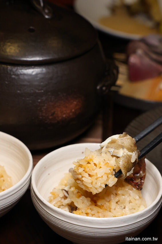 免出國就能品嘗日本正統古法藁燒日料、挑高光雕秀主題酒吧讓人驚艷!高雄洲際酒店「WA-RA 日式餐廳」わら餐廳新開幕 @台南好Food遊