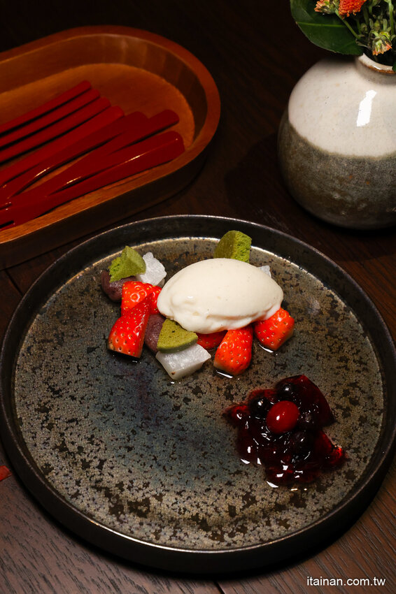 免出國就能品嘗日本正統古法藁燒日料、挑高光雕秀主題酒吧讓人驚艷!高雄洲際酒店「WA-RA 日式餐廳」わら餐廳新開幕 @台南好Food遊