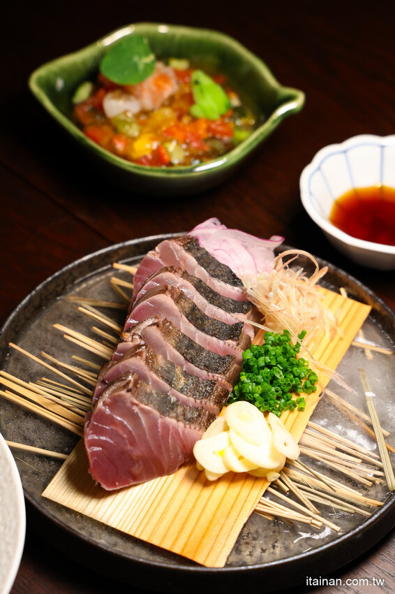 免出國就能品嘗日本正統古法藁燒日料、挑高光雕秀主題酒吧讓人驚艷!高雄洲際酒店「WA-RA 日式餐廳」わら餐廳新開幕 @台南好Food遊