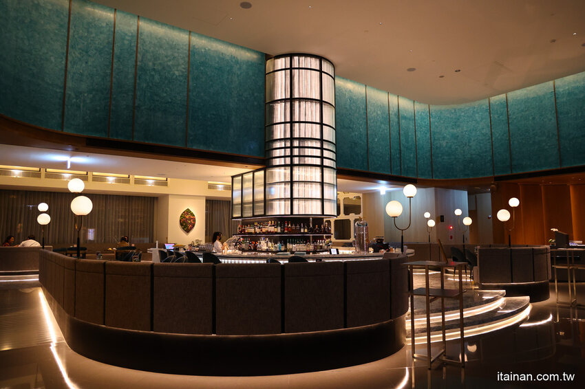 免出國就能品嘗日本正統古法藁燒日料、挑高光雕秀主題酒吧讓人驚艷!高雄洲際酒店「WA-RA 日式餐廳」わら餐廳新開幕 @台南好Food遊