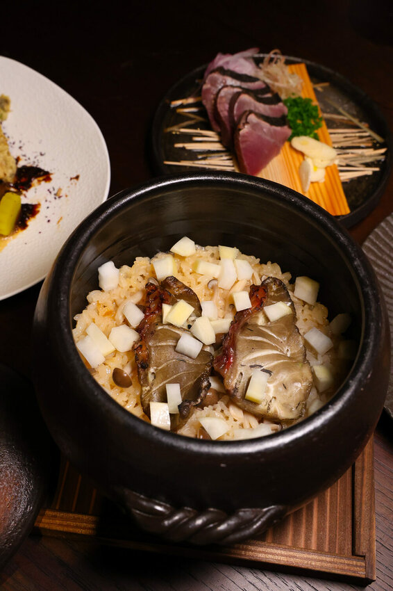 免出國就能品嘗日本正統古法藁燒日料、挑高光雕秀主題酒吧讓人驚艷!高雄洲際酒店「WA-RA 日式餐廳」わら餐廳新開幕 @台南好Food遊