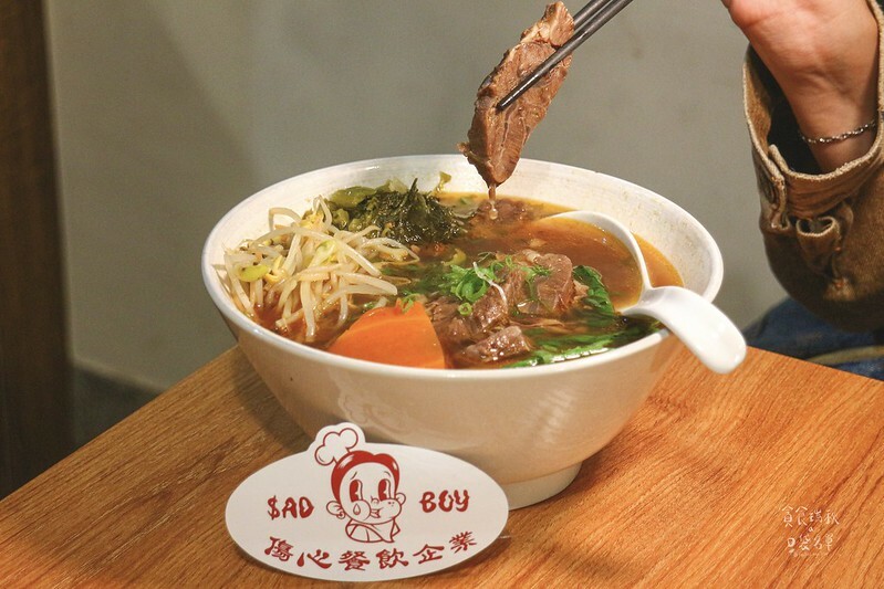 台中西區｜吃不到才會傷心！暖心暖胃好滋味、啤酒慢燉至軟嫩入口即化～獨特風味牛肉麵｜傷心餐飲企業