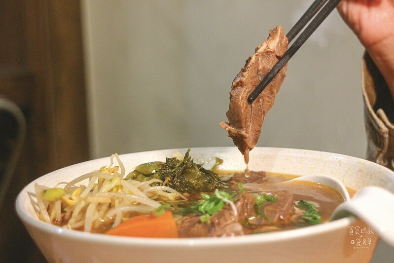 台中西區｜吃不到才會傷心！暖心暖胃好滋味、啤酒慢燉至軟嫩入口即化～獨特風味牛肉麵｜傷心餐飲企業