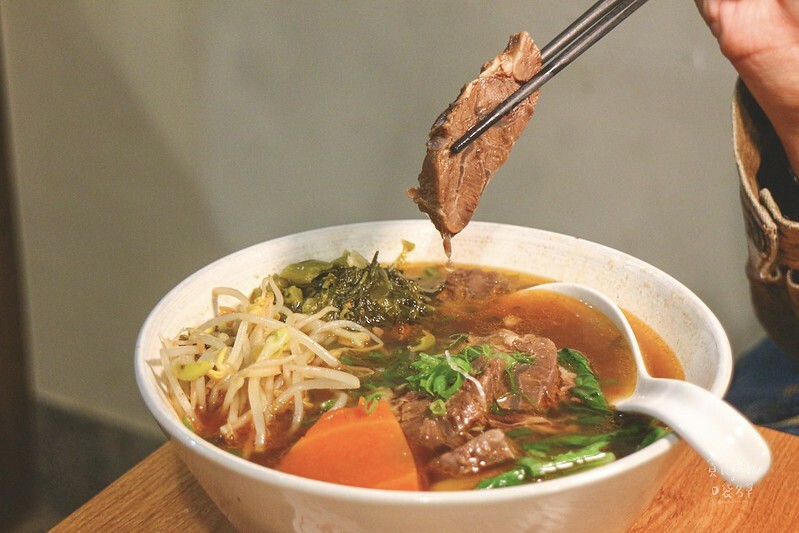 台中西區｜吃不到才會傷心！暖心暖胃好滋味、啤酒慢燉至軟嫩入口即化～獨特風味牛肉麵｜傷心餐飲企業