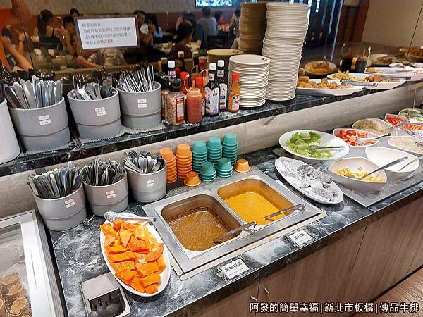 傳品牛排09-自助吧-醬料餐具水果.jpg