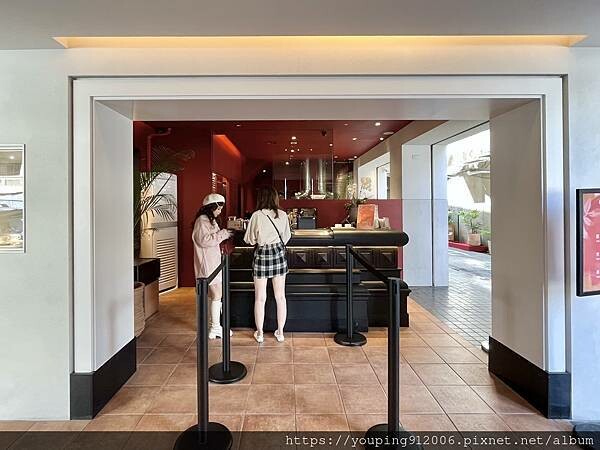 台中西區|BLIKE 奶茶專門,超巨大店面的南洋風手搖飲店,光看菜單很難理解都可以問店員,他們都很有耐心且