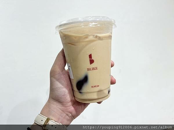 台中西區|BLIKE 奶茶專門,超巨大店面的南洋風手搖飲店,光看菜單很難理解都可以問店員,他們都很有耐心且