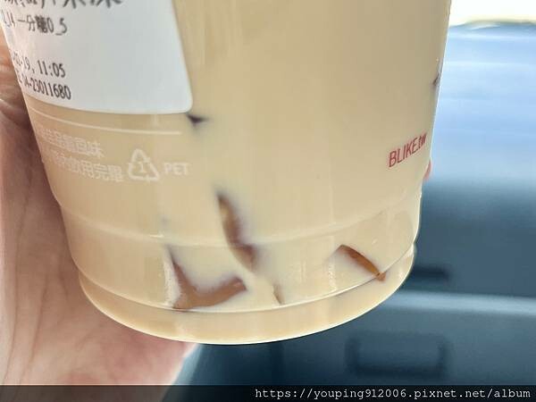 台中西區|BLIKE 奶茶專門,超巨大店面的南洋風手搖飲店,光看菜單很難理解都可以問店員,他們都很有耐心且