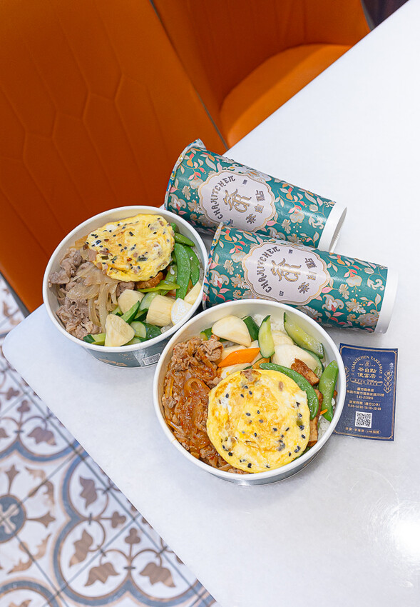 網美風格的精緻便當飲料店，有面漂亮的打卡牆，餐盒也有精緻跟小資兩種，點餐盒送飲料｜茶自點便當店南崁店