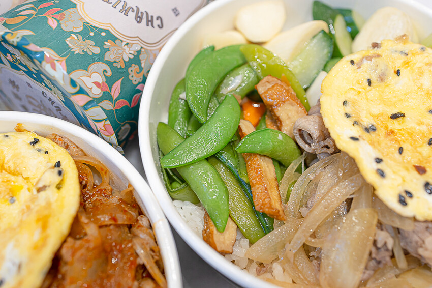 網美風格的精緻便當飲料店，有面漂亮的打卡牆，餐盒也有精緻跟小資兩種，點餐盒送飲料｜茶自點便當店南崁店