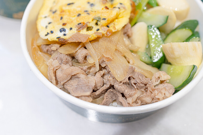 網美風格的精緻便當飲料店，有面漂亮的打卡牆，餐盒也有精緻跟小資兩種，點餐盒送飲料｜茶自點便當店南崁店