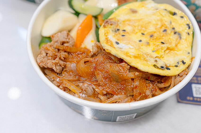 網美風格的精緻便當飲料店，有面漂亮的打卡牆，餐盒也有精緻跟小資兩種，點餐盒送飲料｜茶自點便當店南崁店