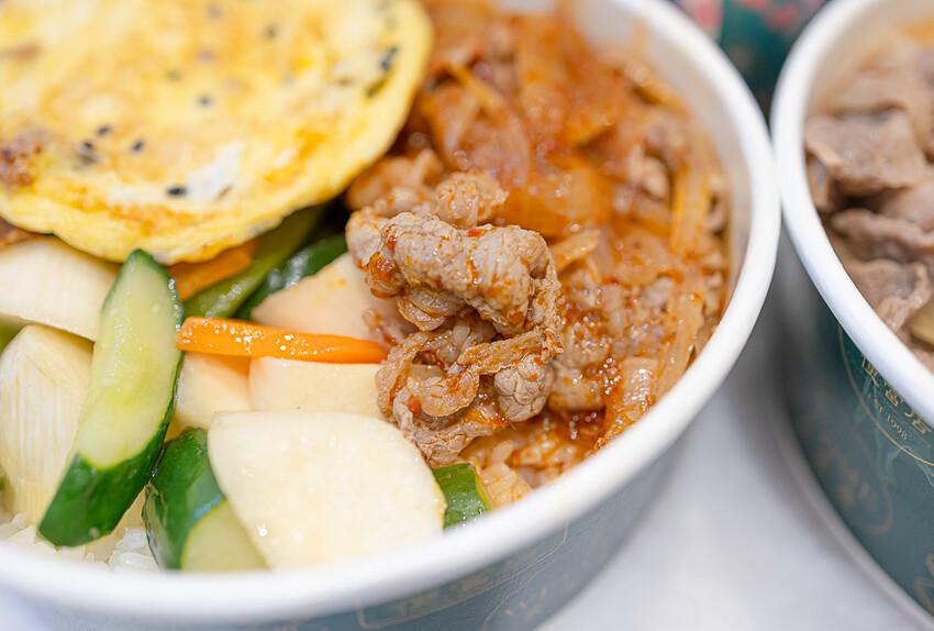 網美風格的精緻便當飲料店，有面漂亮的打卡牆，餐盒也有精緻跟小資兩種，點餐盒送飲料｜茶自點便當店南崁店