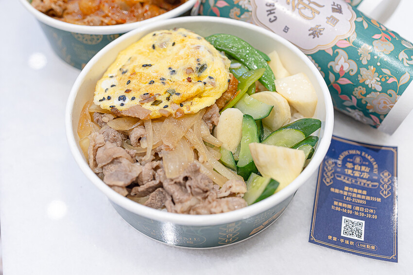 網美風格的精緻便當飲料店，有面漂亮的打卡牆，餐盒也有精緻跟小資兩種，點餐盒送飲料｜茶自點便當店南崁店