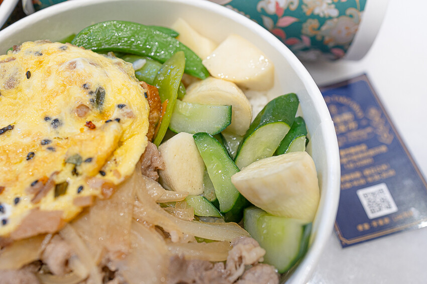 網美風格的精緻便當飲料店，有面漂亮的打卡牆，餐盒也有精緻跟小資兩種，點餐盒送飲料｜茶自點便當店南崁店