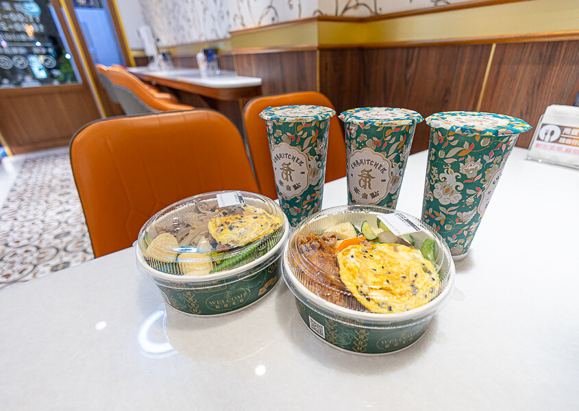 網美風格的精緻便當飲料店，有面漂亮的打卡牆，餐盒也有精緻跟小資兩種，點餐盒送飲料｜茶自點便當店南崁店