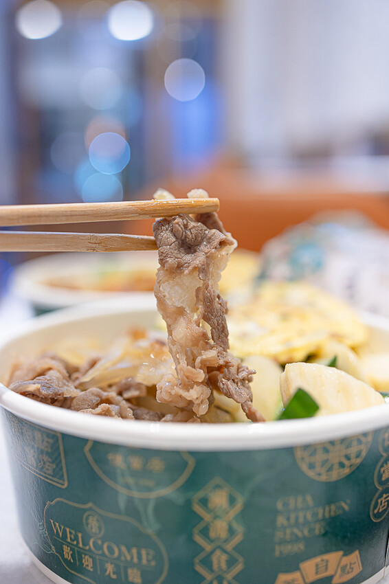 網美風格的精緻便當飲料店，有面漂亮的打卡牆，餐盒也有精緻跟小資兩種，點餐盒送飲料｜茶自點便當店南崁店