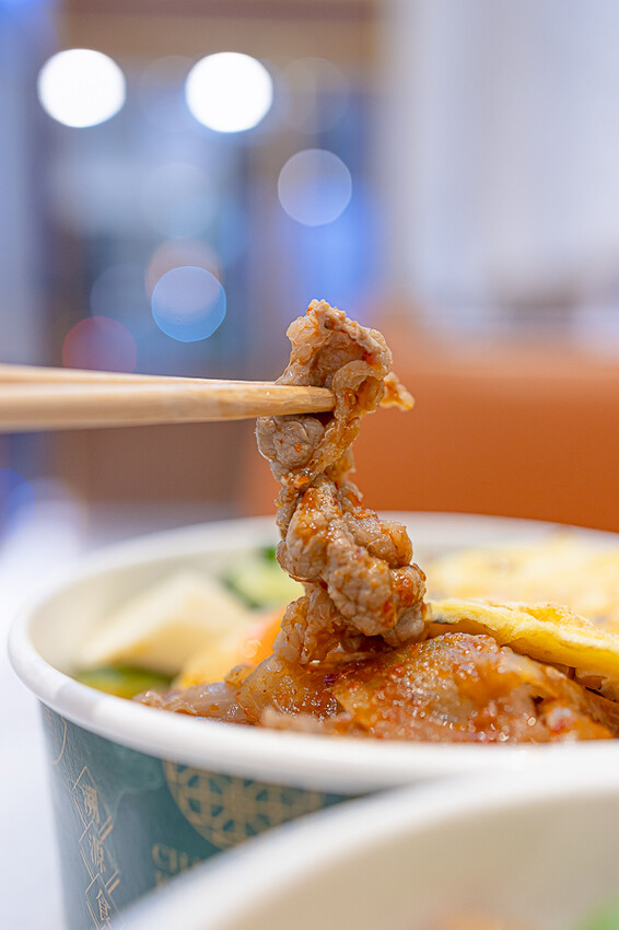 網美風格的精緻便當飲料店，有面漂亮的打卡牆，餐盒也有精緻跟小資兩種，點餐盒送飲料｜茶自點便當店南崁店