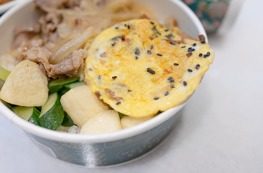 網美風格的精緻便當飲料店，有面漂亮的打卡牆，餐盒也有精緻跟小資兩種，點餐盒送飲料｜茶自點便當店南崁店