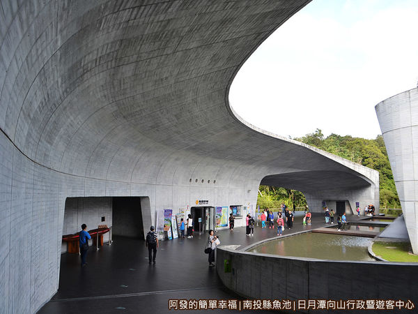 向山行政暨遊客中心08-流暢線條的建築外觀與灰色清水模的簡約