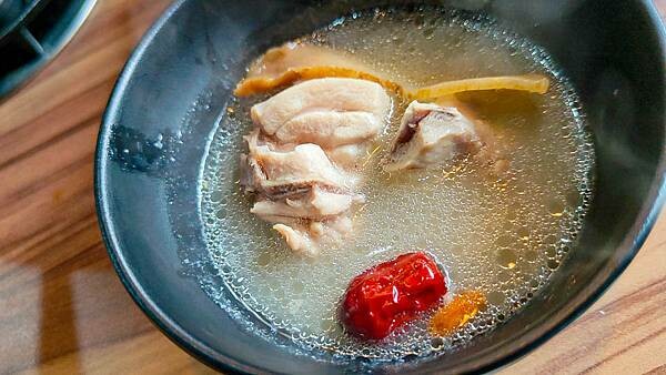 【蘆洲火鍋】羽臨創意湯鍋｜現點現煮七種不同口味的台式風味火鍋！湯頭一極棒