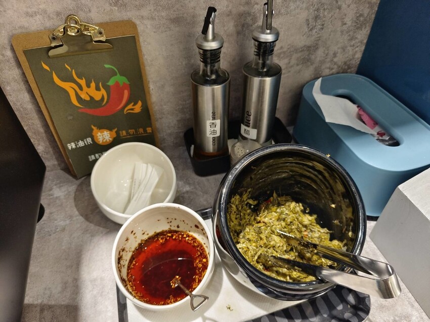 377263.jpg - 【台北.士林】天東86香麻牛魔王雙料冠軍麵+花干+紅油炒手。寵物友善店家超美味大推