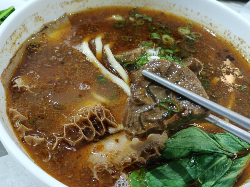 377256.jpg - 【台北.士林】天東86香麻牛魔王雙料冠軍麵+花干+紅油炒手。寵物友善店家超美味大推