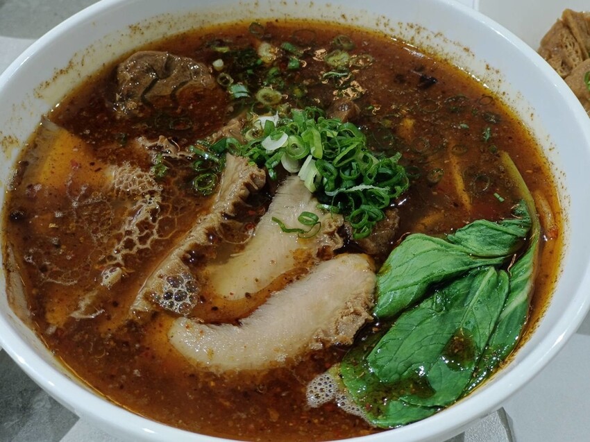 377258.jpg - 【台北.士林】天東86香麻牛魔王雙料冠軍麵+花干+紅油炒手。寵物友善店家超美味大推