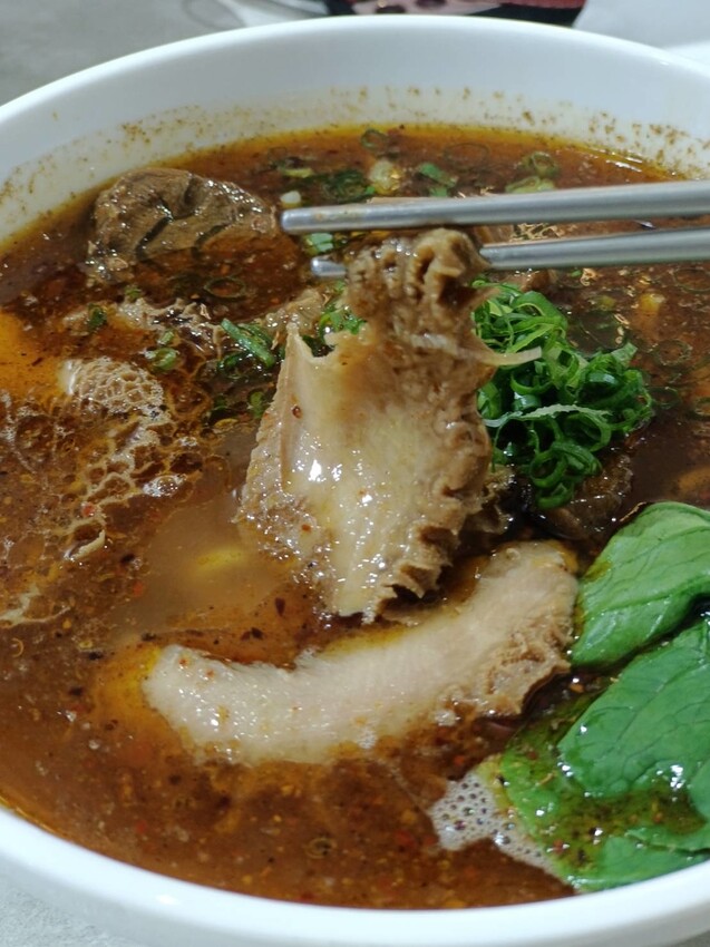 377257.jpg - 【台北.士林】天東86香麻牛魔王雙料冠軍麵+花干+紅油炒手。寵物友善店家超美味大推